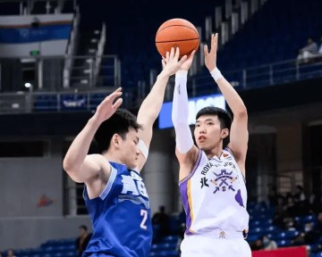 星空体育入口-张庆鹏想干嘛？防守狂送，三宁+3外球权占74%，拿球单干毫无战术